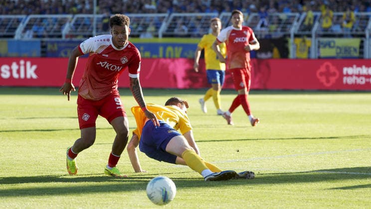 28.05.2026, xfsx, Herren, Fussball, Saison 2025 2026, Aufstiegsspiele zur 3. Liga, Play-Offs: 1. FC Lokomtive Leipzig - FC Wuerzburger Kickers v.li.: Jermain Nischalke (FC Wuerzburger Kickers), Lukas Wilton (1. FC Lokomotive Leipzig) Leipzig Bruno-Plache-Stadion Sachsen Deutschland