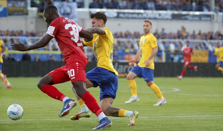 28.05.2026, xfsx, Herren, Fussball, Saison 2025 2026, Aufstiegsspiele zur 3. Liga, Play-Offs: 1. FC Lokomtive Leipzig - FC Wuerzburger Kickers v.li.: Tarsis Bonga (FC Wuerzburger Kickers), Filip Kusic (1. FC Lokomotive Leipzig) Leipzig Bruno-Plache-Stadion Sachsen Deutschland