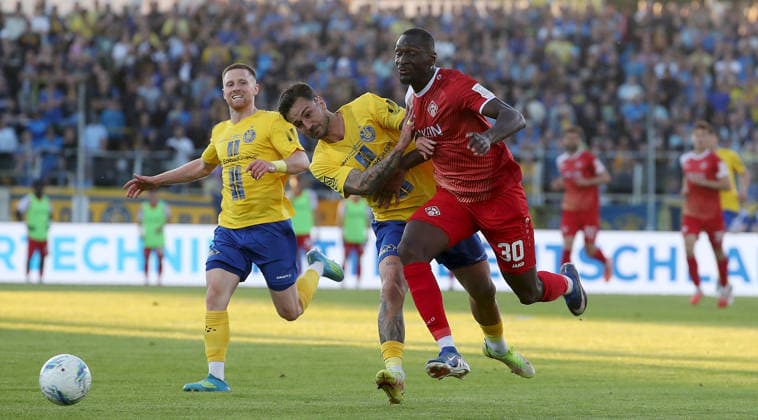 28.05.2026, xfsx, Herren, Fussball, Saison 2025 2026, Aufstiegsspiele zur 3. Liga, Play-Offs: 1. FC Lokomtive Leipzig - FC Wuerzburger Kickers v.li.: Dorian Cevis (1. FC Lokomotive Leipzig), Filip Kusic (1. FC Lokomotive Leipzig), Tarsis Bonga (FC Wuerzburger Kickers) Leipzig Bruno-Plache-Stadion Sachsen Deutschland