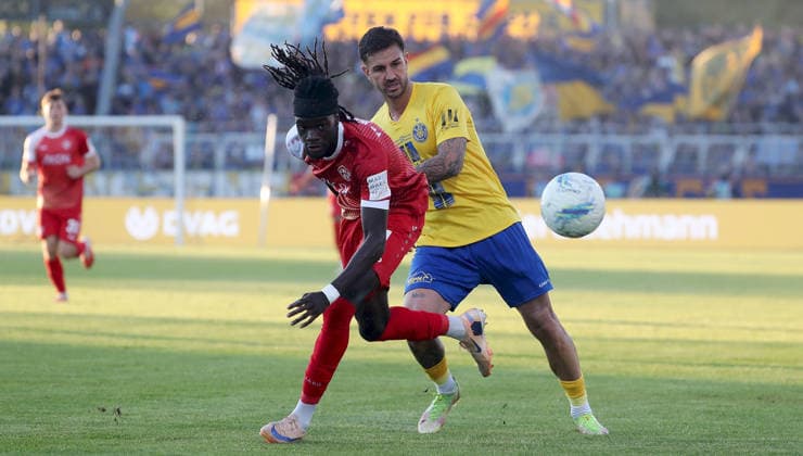 28.05.2026, xfsx, Herren, Fussball, Saison 2025 2026, Aufstiegsspiele zur 3. Liga, Play-Offs: 1. FC Lokomtive Leipzig - FC Wuerzburger Kickers v.li.: Cherif Cisse (FC Wuerzburger Kickers), Filip Kusic (1. FC Lokomotive Leipzig) Leipzig Bruno-Plache-Stadion Sachsen Deutschland