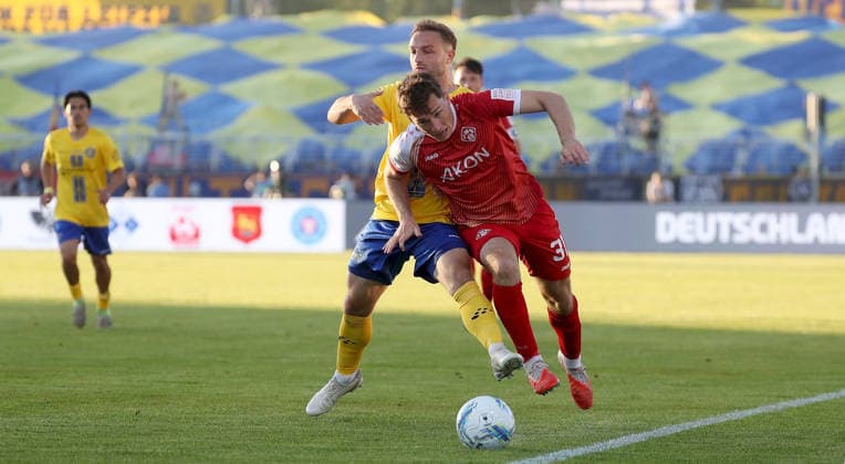 28.05.2026, xfsx, Herren, Fussball, Saison 2025 2026, Aufstiegsspiele zur 3. Liga, Play-Offs: 1. FC Lokomtive Leipzig - FC Wuerzburger Kickers v.li.: Tobias Dombrowa (1. FC Lokomotive Leipzig), Tim Kraus (FC Wuerzburger Kickers) Leipzig Bruno-Plache-Stadion Sachsen Deutschland