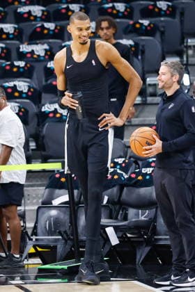 NBA, Basketball Herren, USA West Conference Finals Game 6 - Oklahoma City Thunder at San Antonio Spurs San Antonio Spurs forward Victor Wembanyama (L) laughs during warmups prior to Game 6 of the NBA West Conference Finals between the San Antonio Spurs and Oklahoma City Thunder in San Antonio, Texas, USA, 28 May 2026. San Antonio United States  Copyright: xADAMxDAVISx