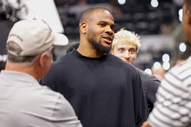 NBA, Basketball Herren, USA West Conference Finals Game 6 - Oklahoma City Thunder at San Antonio Spurs Green Bay Packers defensive tackle Micah Parsons (C) talks with friends prior to Game 6 of the NBA West Conference Finals between the San Antonio Spurs and Oklahoma City Thunder in San Antonio, Texas, USA, 28 May 2026. San Antonio United States  Copyright: xADAMxDAVISx