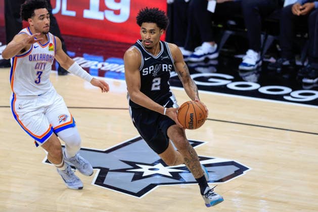 NBA, Basketball Herren, USA West Conference Finals Game 6 - Oklahoma City Thunder at San Antonio Spurs San Antonio Spurs guard Dylan Harper (R) dribbles past Oklahoma City Thunder guard Jared McCain (L) during Game 6 of the NBA West Conference Finals between the San Antonio Spurs and Oklahoma City Thunder in San Antonio, Texas, USA, 28 May 2026. San Antonio United States  Copyright: xADAMxDAVISx