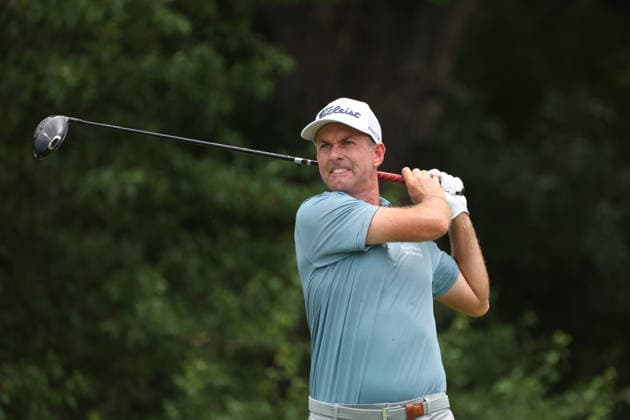 FORT WORTH, TX - MAY 28: Webb Simpson (USA) hits from the 12th tee during the Charles Schwab Challenge on May 28, 2026 at Colonial Country Club in Fort Worth, TX. (Photo by George Walker Icon Sportswire) GOLF: MAY 28 PGA, Golf Herren Charles Schwab Challenge EDITORIAL USE ONLY Icon26052815