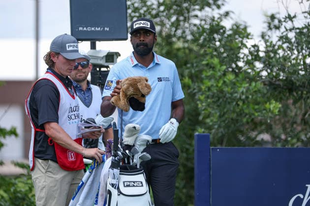 FORT WORTH, TX - MAY 28: Sahith Theegala (USA) selects a club for the 9th tee during the Charles Schwab Challenge on May 28, 2026 at Colonial Country Club in Fort Worth, TX. (Photo by George Walker Icon Sportswire) GOLF: MAY 28 PGA, Golf Herren Charles Schwab Challenge EDITORIAL USE ONLY Icon26052849