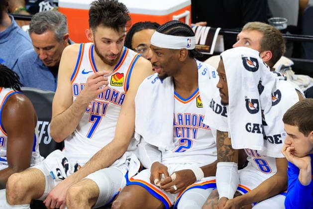 NBA, Basketball Herren, USA West Conference Finals Game 6 - Oklahoma City Thunder at San Antonio Spurs Oklahoma City Thunder center Chet Holmgren (L) and Oklahoma City Thunder guard Shai Gilgeous-Alexander (C) talk on the bench during Game 6 of the NBA West Conference Finals between the San Antonio Spurs and Oklahoma City Thunder in San Antonio, Texas, USA, 28 May 2026. San Antonio United States  Copyright: xADAMxDAVISx