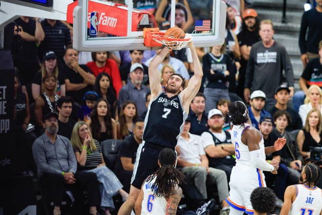 NBA, Basketball Herren, USA West Conference Finals Game 6 - Oklahoma City Thunder at San Antonio Spurs San Antonio Spurs center Luke Kornet makes a dunk during Game 6 of the NBA West Conference Finals between the San Antonio Spurs and Oklahoma City Thunder in San Antonio, Texas, USA, 28 May 2026. San Antonio United States  Copyright: xADAMxDAVISx
