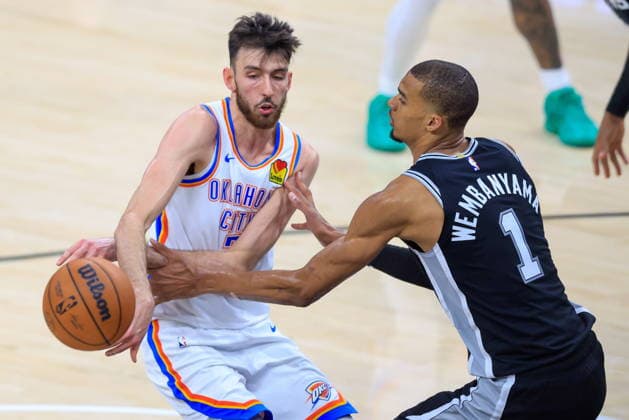 NBA, Basketball Herren, USA West Conference Finals Game 6 - Oklahoma City Thunder at San Antonio Spurs San Antonio Spurs forward Victor Wembanyama (R) knocks the ball away from Oklahoma City Thunder center Chet Holmgren (L) during Game 6 of the NBA West Conference Finals between the San Antonio Spurs and Oklahoma City Thunder in San Antonio, Texas, USA, 28 May 2026. San Antonio United States  Copyright: xADAMxDAVISx