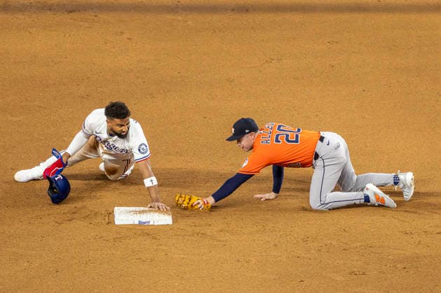 May 28, 2026, Arlington, Texas, USA: Texas Rangers shortstop EZEQUIEL DURAN (20) steals second base during a MLB, Baseball Herren, USA game between the Houston Astros and Texas Rangers at Globe Life Field. Houston wins 5-1. Arlington USA - ZUMAf180 20260528_zsp_f180_003 Copyright: xMarkxFannx