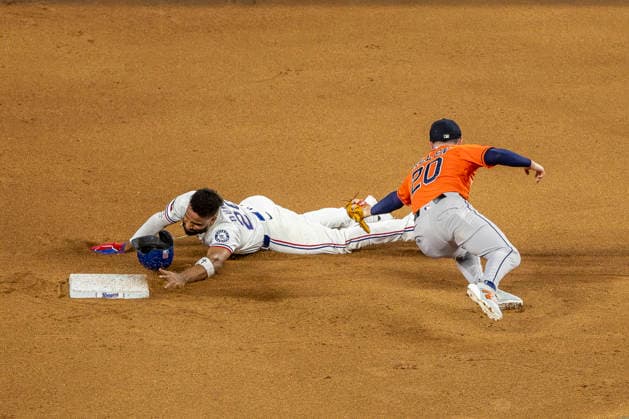 May 28, 2026, Arlington, Texas, USA: Texas Rangers shortstop EZEQUIEL DURAN (20) steals second base during a MLB, Baseball Herren, USA game between the Houston Astros and Texas Rangers at Globe Life Field. Houston wins 5-1. Arlington USA - ZUMAf180 20260528_zsp_f180_006 Copyright: xMarkxFannx