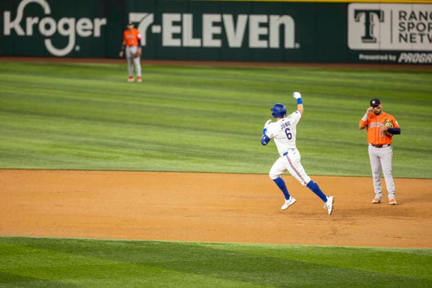 May 28, 2026, Arlington, Texas, USA: Texas Rangers third baseman JOSH JUNG (6) celebrates a homerun during a MLB, Baseball Herren, USA game between the Houston Astros and Texas Rangers at Globe Life Field. Houston wins 5-1. Arlington USA - ZUMAf180 20260528_zsp_f180_015 Copyright: xMarkxFannx