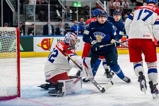 xxkeikkaxx 20260528 Swiss Life Arena, Zurich, Switzerland. IIHF Ice hockey, Eishockey World Championships Quarterfinal match Finland vs Czechia Hannes Björninen (24) of Team Finland Josef Korenar (32) of Team Czechia Photo by Pasi Suokko All Over Press  1.06236767