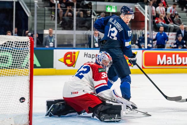 xxkeikkaxx 20260528 Swiss Life Arena, Zurich, Switzerland. IIHF Ice hockey, Eishockey World Championships Quarterfinal match Finland vs Czechia Jesse Puljujärvi (13) of Team Finland Josef Korenar (32) of Team Czechia Photo by Pasi Suokko All Over Press  1.06236772