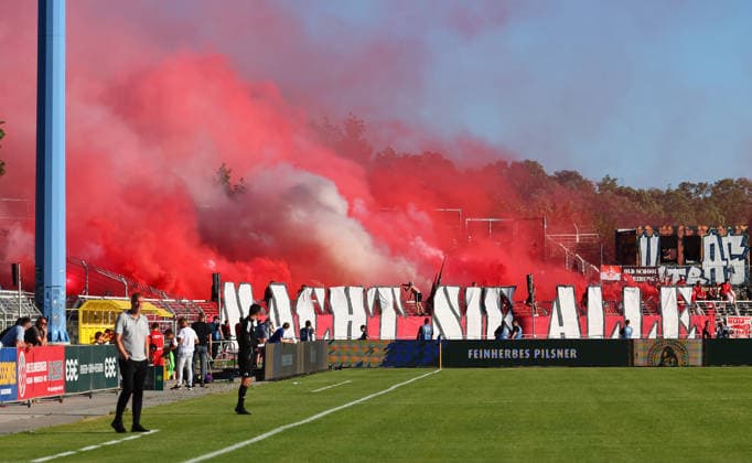 Leipzig, 28.05.2026, Bruno-Plache-Stadion,Fußball, HIN Aufstiegsspiel zur 3. Liga , 1. FC LOK LEIPZIG vs. FWK WÜRZBURGER KICKERS , Im Bild: Fans von Würzburg mit Pyro-Choreo MACHT SIE ALLE ,