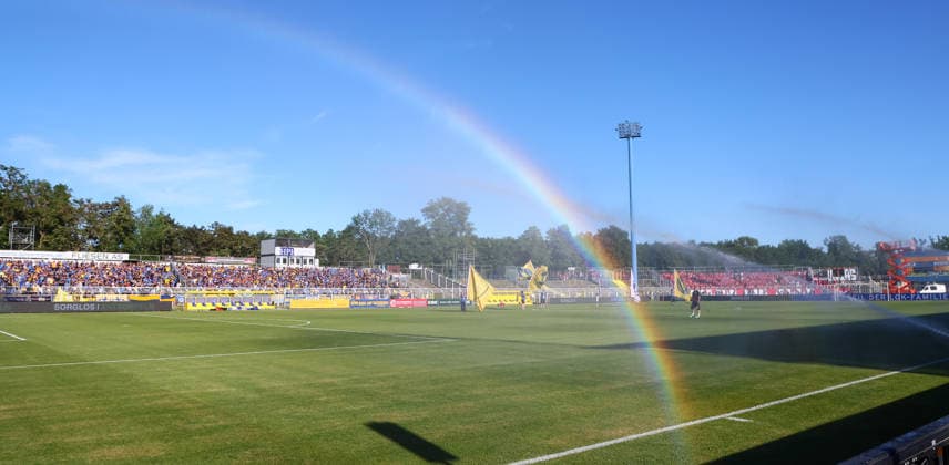 Leipzig, 28.05.2026, Bruno-Plache-Stadion,Fußball, HIN Aufstiegsspiel zur 3. Liga , 1. FC LOK LEIPZIG vs. FWK WÜRZBURGER KICKERS , Im Bild: Regenbogen über dem Spielfeld ,