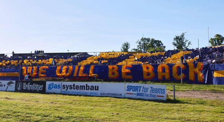 Leipzig, 28.05.2026, Bruno-Plache-Stadion,Fußball, HIN Aufstiegsspiel zur 3. Liga , 1. FC LOK LEIPZIG vs. FWK WÜRZBURGER KICKERS , Im Bild: Fans von Lok Leipzig mit Choreo WE WILL BE BACK ,