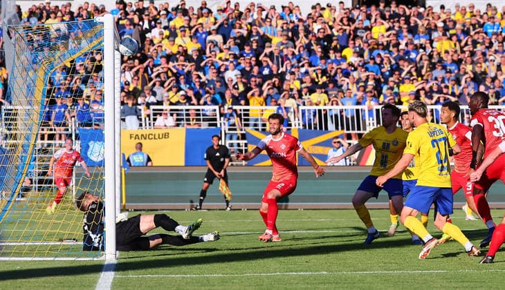 Leipzig, 28.05.2026, Bruno-Plache-Stadion,Fußball, HIN Aufstiegsspiel zur 3. Liga , 1. FC LOK LEIPZIG vs. FWK WÜRZBURGER KICKERS , Im Bild v.l.: Torwart Andreas Naumann (1, Lok) wehrt den Ball vor Daniel Hägele Haegele (22, Würzburg) ab ,
