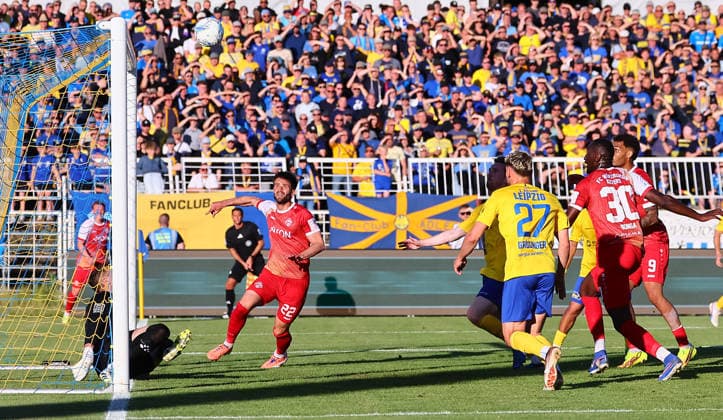 Leipzig, 28.05.2026, Bruno-Plache-Stadion,Fußball, HIN Aufstiegsspiel zur 3. Liga , 1. FC LOK LEIPZIG vs. FWK WÜRZBURGER KICKERS , Im Bild v.l.: Torwart Andreas Naumann (1, Lok) wehrt den Ball vor Daniel Hägele Haegele (22, Würzburg) ab ,