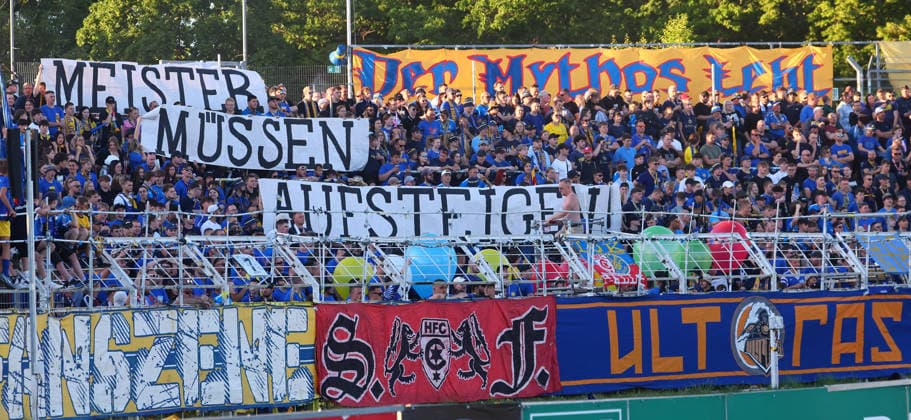Leipzig, 28.05.2026, Bruno-Plache-Stadion,Fußball, HIN Aufstiegsspiel zur 3. Liga , 1. FC LOK LEIPZIG vs. FWK WÜRZBURGER KICKERS , Im Bild: Fans von Lok Leipzig für die Regionalligareform. MEISTER MÜSSEN AUFSTEIGEN. ,