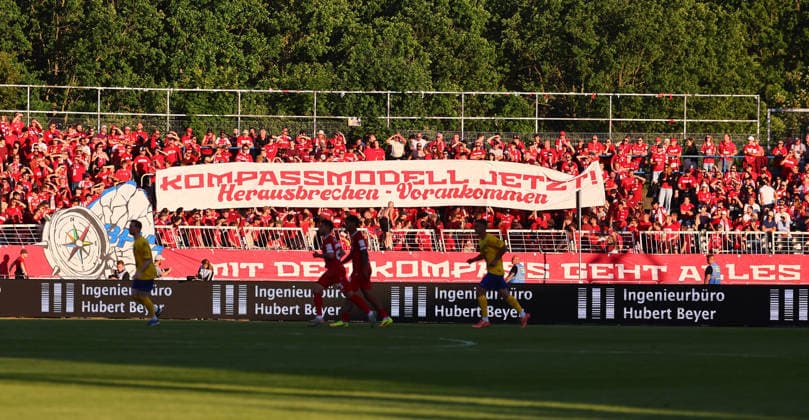 Leipzig, 28.05.2026, Bruno-Plache-Stadion,Fußball, HIN Aufstiegsspiel zur 3. Liga , 1. FC LOK LEIPZIG vs. FWK WÜRZBURGER KICKERS , Im Bild: Fans der Würzburger Kicker für die Regionalligareform, für das Kompassmodel. ,