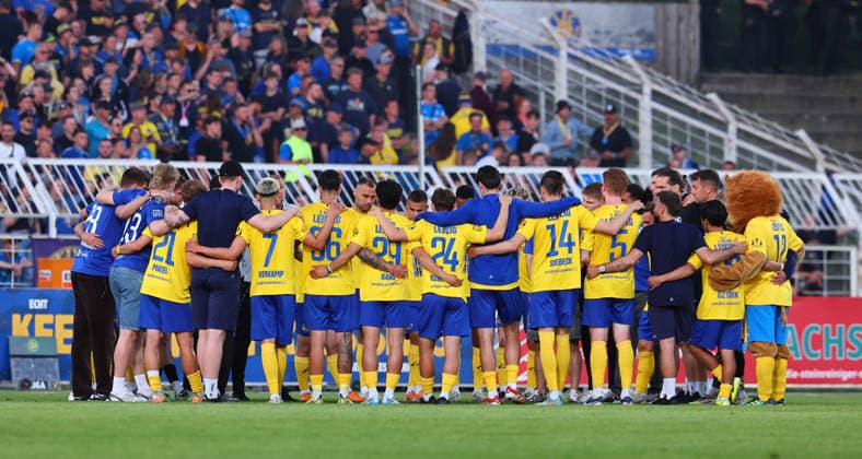 Leipzig, 28.05.2026, Bruno-Plache-Stadion,Fußball, HIN Aufstiegsspiel zur 3. Liga , 1.FC LOK LEIPZIG vs. FWK WÜRZBURGER KICKERS 0:1 (0:0) , Im Bild: Lok Mannschaftskreis nach der Niederlage. ,