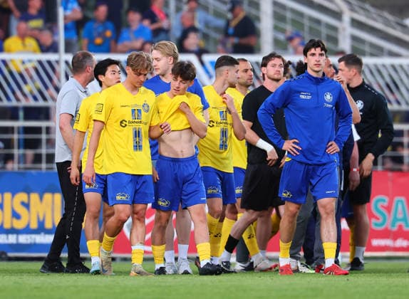Leipzig, 28.05.2026, Bruno-Plache-Stadion,Fußball, HIN Aufstiegsspiel zur 3. Liga , 1.FC LOK LEIPZIG vs. FWK WÜRZBURGER KICKERS 0:1 (0:0) , Im Bild: Enttäuschte Lok-Spieler nach der Niederlage. ,
