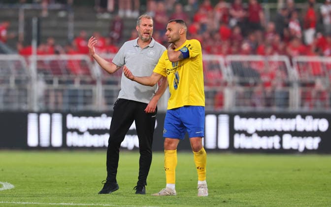 Leipzig, 28.05.2026, Bruno-Plache-Stadion,Fußball, HIN Aufstiegsspiel zur 3. Liga , 1.FC LOK LEIPZIG vs. FWK WÜRZBURGER KICKERS 0:1 (0:0) , Enttäuschte Lok-Spieler nach der Niederlage. Im Bild v.l.: Lok-Trainer Jochen Seitz und Djamal Ziane (13, Lok) ,