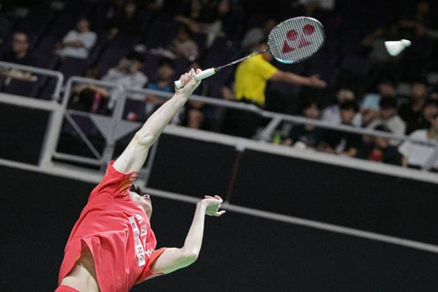(260529) -- SINGAPORE, May 29, 2026 -- Shi Yuqi hits a return during the men s singles round of 16 match between Shi Yuqi of China and Alwi Farhan of Indonesia at the Singapore Badminton Open 2026 in Singapore on May 28, 2026. (Photo by Xinhua) (SP)SINGAPORE-BADMINTON-SINGAPORE OPEN-MEN S SINGLES ThenxChihxWey 