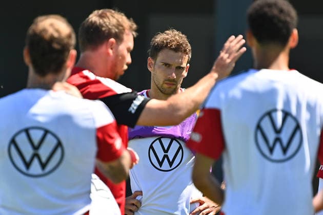 Leon GORETZKA (GER) lauscht den Worten von Bundestrainer Julian NAGELSMANN (GER)l Deutsche Fussball Nationalmannschaft,WM Vorbereitung, Trainingslager in Herzogenaurach am 28.05.2026.