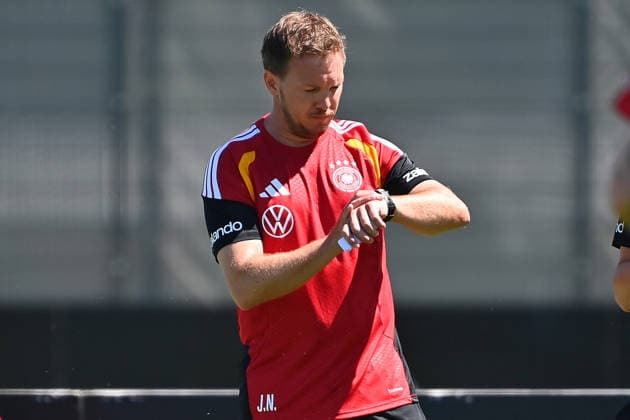 Bundestrainer Julian NAGELSMANN (GER) schaut auf seine Uhr, Einzelbild,angeschnittenes Einzelmotiv, Halbfigur,halbe Figur. Deutsche Fussball Nationalmannschaft,WM Vorbereitung, Trainingslager in Herzogenaurach am 28.05.2026.