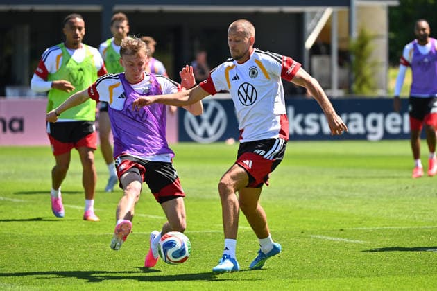 v.re:Waldemar ANTON (GER), Aktion,Zweikampf gegen Maximilian BEIER (GER). Deutsche Fussball Nationalmannschaft,WM Vorbereitung, Trainingslager in Herzogenaurach am 28.05.2026.