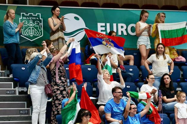 BULGARIA, VARNA - MAY 29, 2026: Fans cheer during a victory ceremony at the 2026 European Rhythmic gymnastics, Rhythmische Sportgymnastik, RSG Championships. Russia s national team, Nationalteam is performing under the Russian flag and anthem Victory Ceremony At 2026 European Rhythmic Gymnastics Championships In Varna, Bulgaria  - ZUMAt113 20260529_zaa_t113_015 Copyright: xIgorxLenkinx