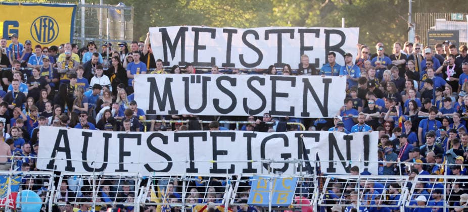 Leipzig, 28.05.2026, Bruno-Plache-Stadion, Fußball, Aufstiegspiele um den Aufstieg zut 3.Liga , Hinspiel , 1.FC Lokomotive Leipzig vs. Würzburger Kickers , Im Bild; Fans von Lokomotive Leipzig bekunden ihre Meinung zur Regionalligareform. Meister müssen aufsteigen. , Nur zur redaktionellen Nutzung. Only editorial use! NOFV DFB regulations prohibit any use of photographs as image sequences and or quasi-video. ,