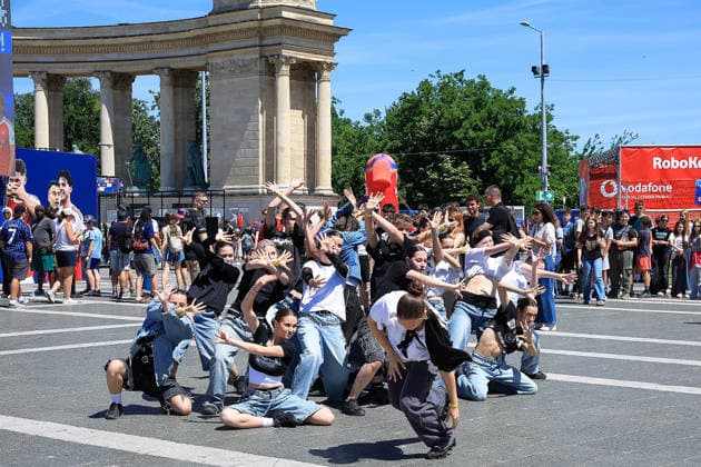 Arsenal Paris Saint Germain Fan Park Fan Park ahead of the Champions League Final between Arsenal and Paris Saint Germain at Heroes Square, Budapest, Hungary on 29 May 2026. Budapest Heroes Square Hungary Editorial use only , Copyright: xChrisxFoxwellx PSI-24346-0020