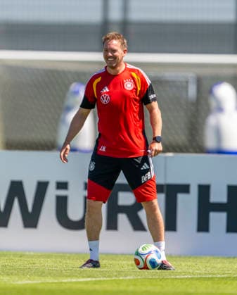28.05.2026, Fussball DFB-Nationalmannschaft Deutschland, Trainingslager vor der WM in Herzogenaurach, im Homeground bei ADIDAS. Erste Trainingseinheit auf dem Adidas-Sportplatz, Bundestrainer Julian Nagelsmann (Deutschland) lachend *** 28 05 2026, Football DFB national team Germany, training camp before the World Cup in Herzogenaurach, in the home ground at ADIDAS First training session on the Adidas sports field, national coach Julian Nagelsmann Germany laughing