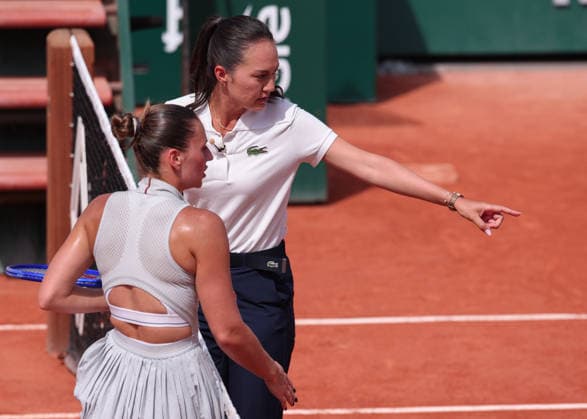 Marta Kostyuk (UKR) diskutiert mit Schiedsrichterin Thea Finke (GER), Gestik, Damen Einzel, Ladies Singles, Tennis - French Open 2026 - Roland Garros - Paris - - France - 29 May 2026. Copyright: xJuergenxHasenkopfx