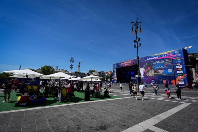 MD-1 Fan Festival - UEFA Champions League Final 2026 General view of the square during the MD-1 Fan Festival - UEFA Champions League Final 2026 at Heroes™ Square ahead the UEFA Champions League Final match between Paris Saint-Germain FC and Arsenal FC at Puskas Arena on May 29, 2026 in Budapest, Hungary Budapest Heroes Square Hungary Hungary Copyright: xGiuseppexMaffiax 260529_UCL_ChampionsVillage_GM_06391