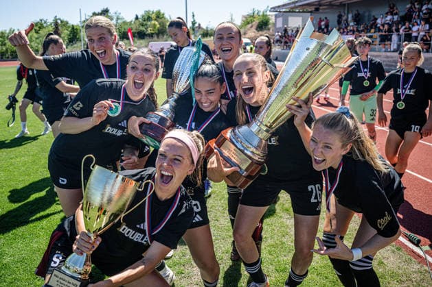 Finale Ceskeho poharu fotbalistek: Slavia Praha - Sparta Praha, 29. kvetna 2026, Praha. Hracky Sparty se raduji ze zisku poharu. (CTKxPhoto OndrejxDeml) CTKPhotoP2026052905007  CTKPhotoP2026052905007