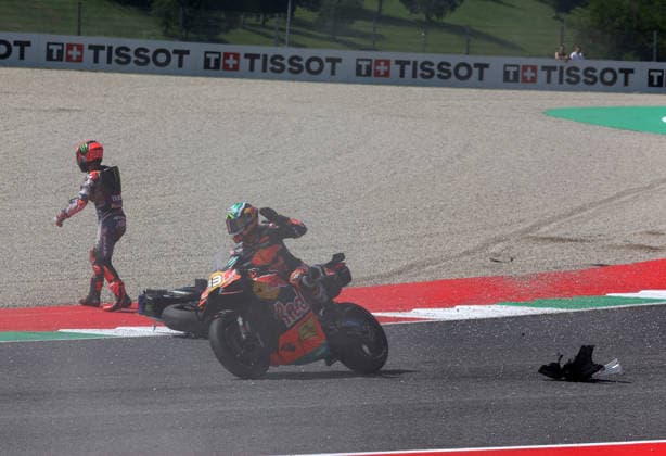 29.05.2026, Autodromo Internazionale del Mugello, Mugello, MotoGP Grosser Preis von Italien 2026 ,im Bild Unfall von Fabio Quartararo (FRA), Monster Energy Yamaha MotoGP, Brad Binder (ZAF), Red Bull KTM Factory Racing (Photo by Hasan Bratic DeFodi Images) -