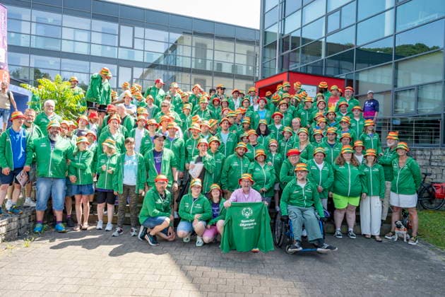 Die Saarländischen Athleten der Special Olympics erhalten an der Sportschule in Saarbrücken ihre Teamkleidung am Freitag (29.5.2026).