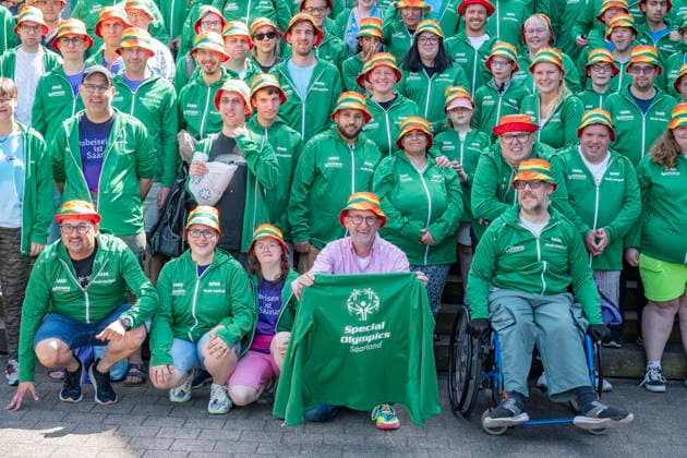 Die Saarländischen Athleten der Special Olympics erhalten an der Sportschule in Saarbrücken ihre Teamkleidung am Freitag (29.5.2026).