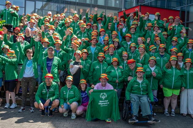 Die Saarländischen Athleten der Special Olympics erhalten an der Sportschule in Saarbrücken ihre Teamkleidung am Freitag (29.5.2026).