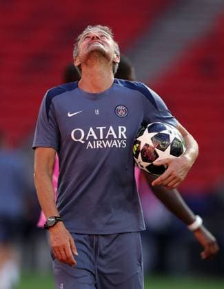 Paris Saint-Germain manager Luis Enrique looks to the skies Paris Saint-Germain Training Session, UEFA Champions League, Final, Football, Puskas Arena, Budapest, Hungary - 29 May 2026Budapest Puskas Arena Hungary EDITORIAL USE ONLY No use with unauthorised audio, video, data, fixture lists, club league logos or live services. Online in-match use limited to 120 images, no video emulation. No use in betting, games or single club league player publications. Copyright: xKieranxMcManus Shutterstockx 16898279ac