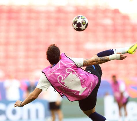 May 29, 2026, Budapest, Hungary: KHVICHA KVARATSKHELIA attempts a bicycle kick in the last PSG training session ahead of the UEFA Champions League 2025 26 final between Paris Saint-Germain and Arsenal FC at the Puskas Arena in Budapest, Hungary. Soccer 2026: UEFA Champions League Final: PSG Training  - ZUMAc179 20260529_zep_c179_027 Copyright: xMickaelxChavetx