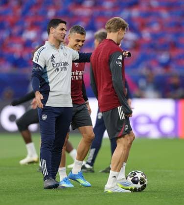 Arsenal manager Mikel Arteta shares a joke with his players Arsenal Training Session, UEFA Champions League, Final, Football, Puskas Arena, Budapest, Hungary - 29 May 2026Budapest Puskas Arena Hungary EDITORIAL USE ONLY No use with unauthorised audio, video, data, fixture lists, club league logos or live services. Online in-match use limited to 120 images, no video emulation. No use in betting, games or single club league player publications.  Copyright: xKieranxMcManus Shutterstockx 16898278ab
