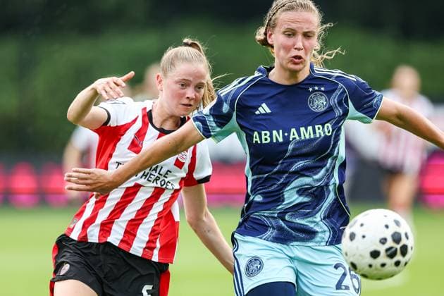 EINDHOVEN, 29-05-2026, Ten Cate Stadion De Herdgang , Dutch football Finale Eredivisie CUP season 2025 2026, Match between PSV - Ajax , picture shows , PSV player Robine Lacroix and Ajax player Xanne Kip PSV - Ajax (women final)  x204036159x Copyright: