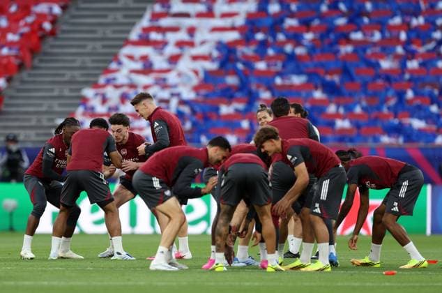 Arsenal players joke during training Arsenal Training Session, UEFA Champions League, Final, Football, Puskas Arena, Budapest, Hungary - 29 May 2026Budapest Puskas Arena Hungary EDITORIAL USE ONLY No use with unauthorised audio, video, data, fixture lists, club league logos or live services. Online in-match use limited to 120 images, no video emulation. No use in betting, games or single club league player publications.  Copyright: xKieranxMcManus Shutterstockx 16898278am