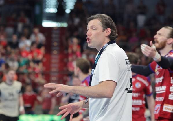 29.05.2026 - Handball - 1. Bundesliga DAIKIN HBL - Saison 2025 2026 - 33. Spieltag: HC Erlangen Metropolregion Nürnberg HCE - Bergischer HC - DaMa - xdaxmax - Johannes Sellin ( Trainer HC Erlangen HCE ) zeigt an gestikuliert dirigiert gibt Anweisungen