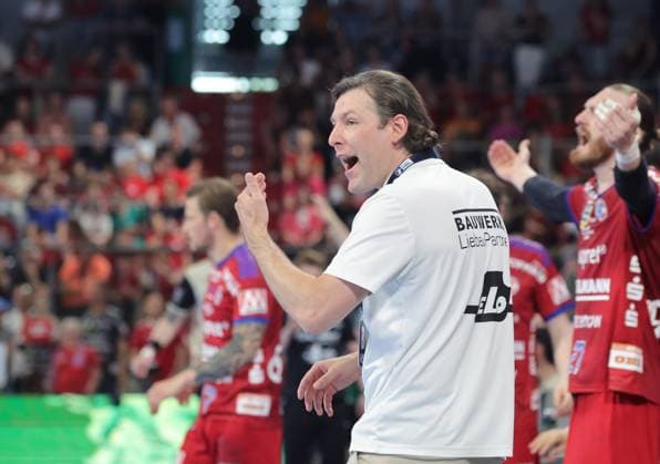 29.05.2026 - Handball - 1. Bundesliga DAIKIN HBL - Saison 2025 2026 - 33. Spieltag: HC Erlangen Metropolregion Nürnberg HCE - Bergischer HC - DaMa - xdaxmax - Johannes Sellin ( Trainer HC Erlangen HCE ) zeigt an gestikuliert dirigiert gibt Anweisungen